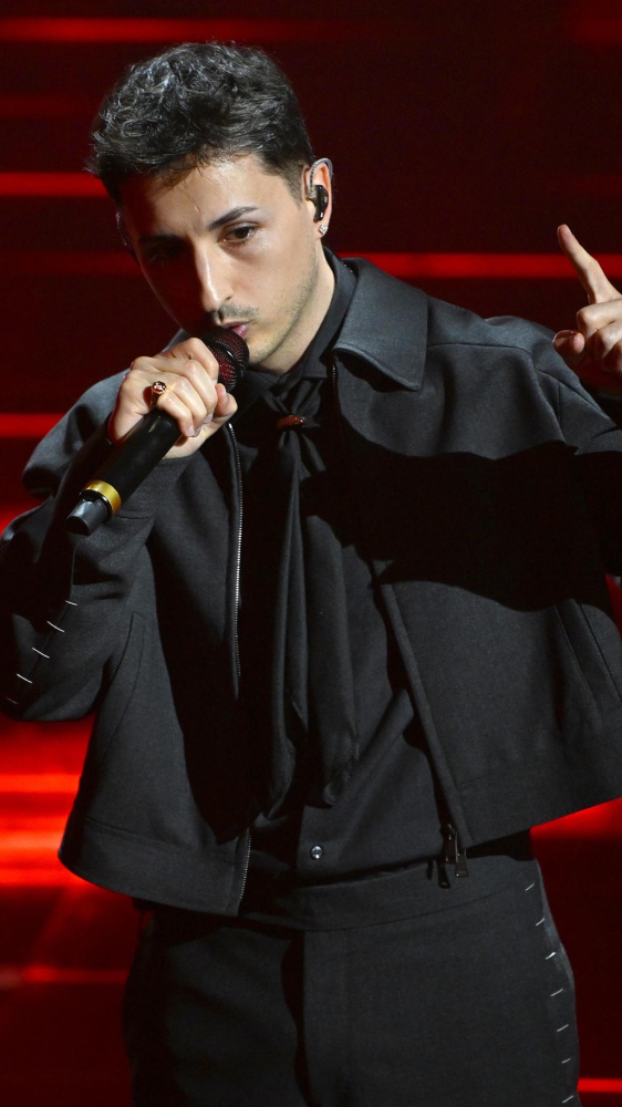 Nayt a RTL 102.5: “Ho sempre cercato di diffondere la bellezza in cui credo, poterlo fare oggi a Sanremo è un grande traguardo”