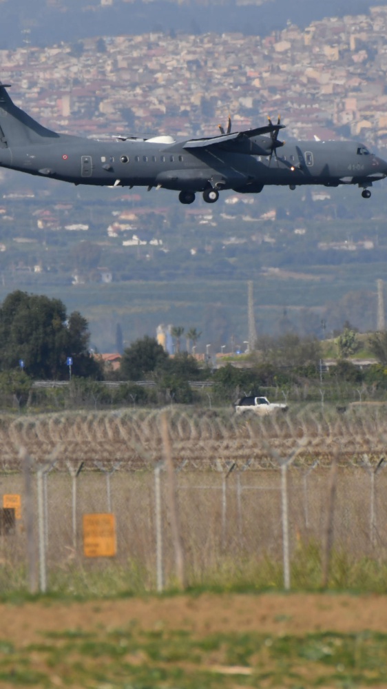 Negato l'atterraggio dei bombardieri americani a Sigonella. Il Governo difende la scelta e nega frizioni con gli Usa