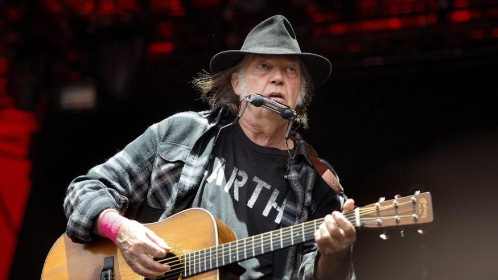 Neil Young contro Spotify, l’artista chiede la rimozione delle sue canzoni contro un podcaster accusato di fare disinformazione.