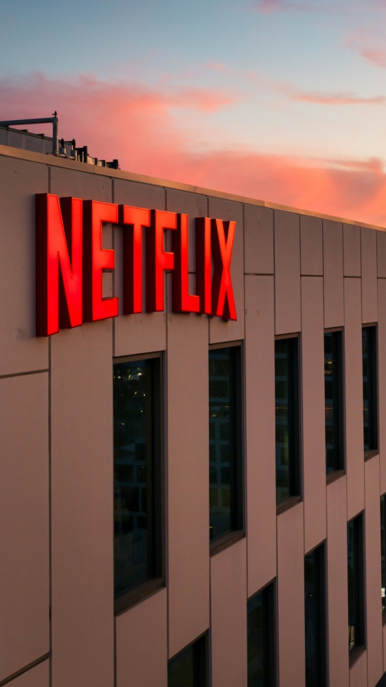 Netflix apre la partita finale per Warner Bros. Discovery: via ai negoziati esclusivi