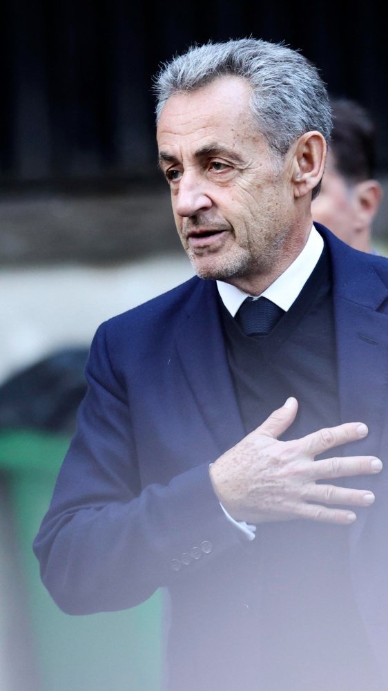 Nicolas Sarkozy lascia il carcere di La Santè. La Corte d'Appello parigina gli ha concesso la libertà vigilata