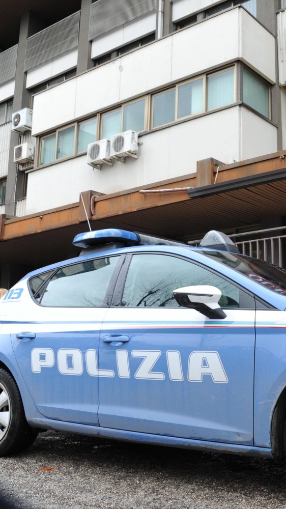 Nigeriano aggredisce poliziotti con un'ascia, poi viene colpito alle gambe e fermato; è successo a Padova