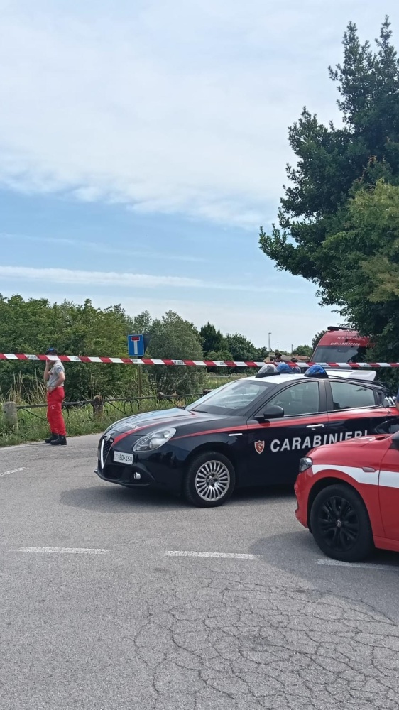 Nipote di 17 anni uccide a coltellate la zia, carica il corpo su una carriola e lo getta in un canale