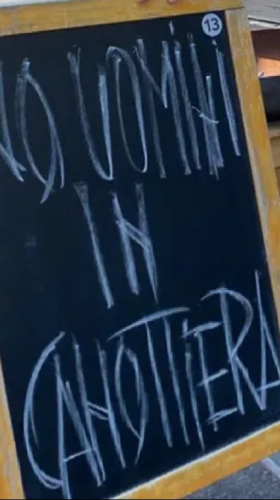 "No uomini in canottiera", il cartello choc in una pizzeria in provincia di Treviso