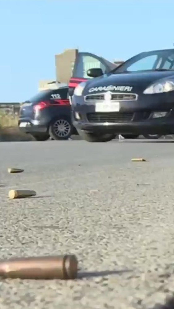 Non vuole riconoscere il figlio, lei gli spara alle gambe