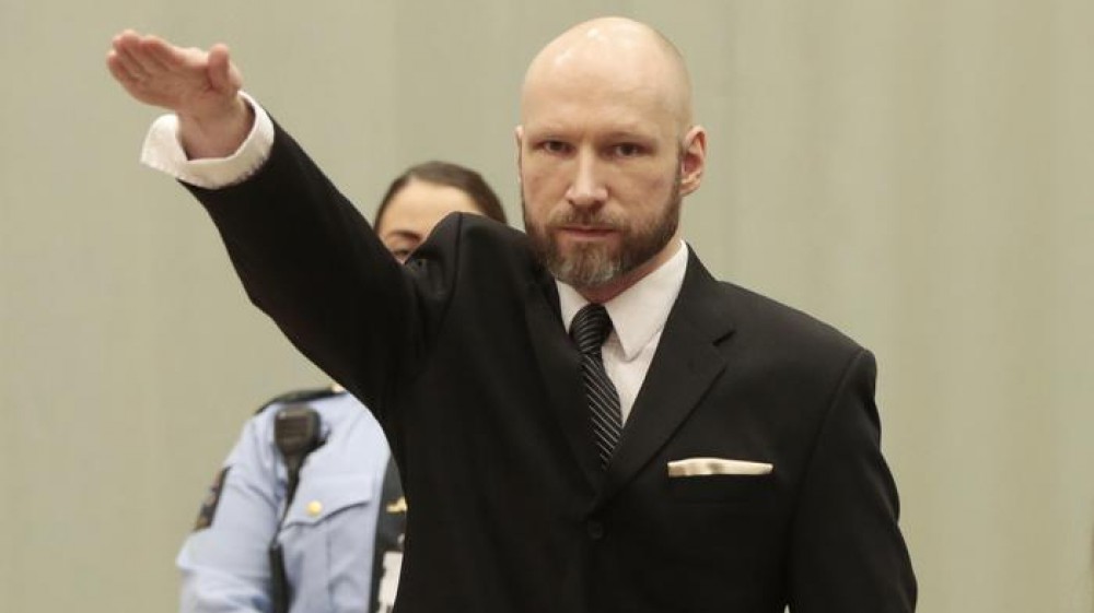 Norvegia, a 10 anni dalla strage di Oslo e Utoya, Breivik chiede la libertà condizionale e fa il saluto nazista