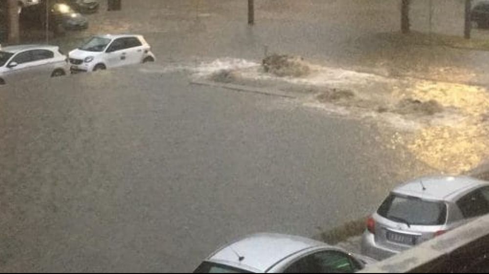 Nubifragio a Milano, allagamenti e problemi di circolazione, esondato fiume Seveso