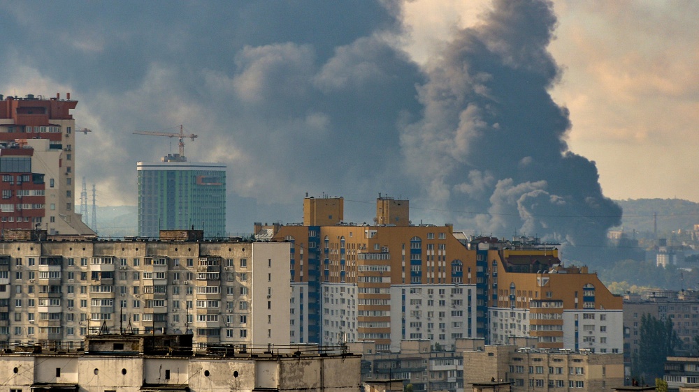 Nuova offensiva russa sulle città ucraine, i droni kamikaze di Mosca hanno colpito anche Kiev, numerosi edifici in fiamme