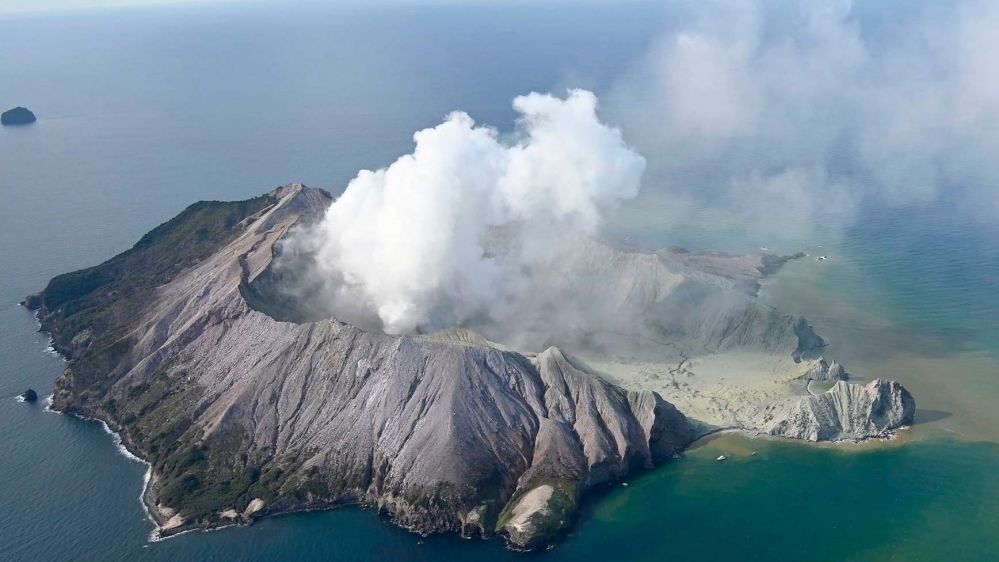 Nuova Zelanda, erutta vulcano, almeno cinque morti, turisti dispersi