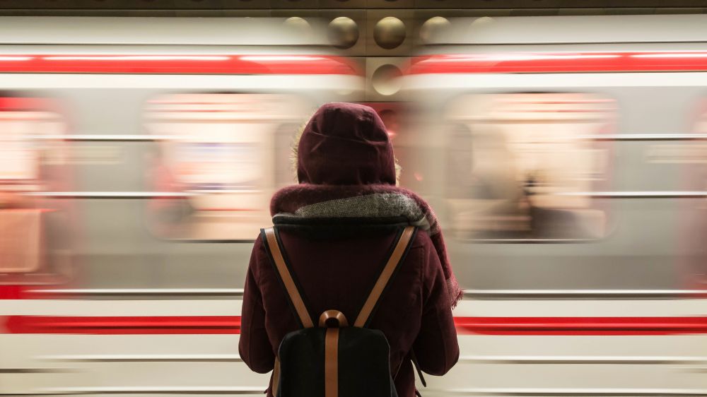 Nuove regole per i viaggi in treno ai tempi del coronavirus, distanziamento e termoscanner per i viaggiatori