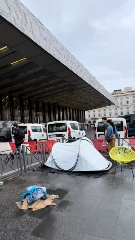 Odissea Taxi a Roma: alla stazione Termini attesa tra le tende e un cantiere. Guarda il nostro Reel su Instagram