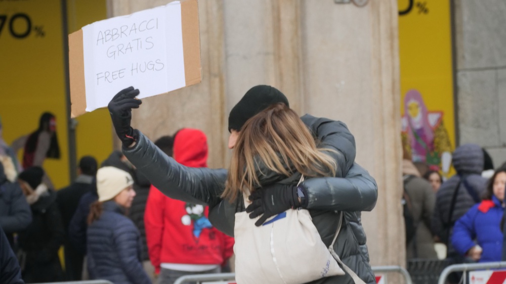 Oggi è la Giornata Mondiale degli abbracci. I benefici del gesto