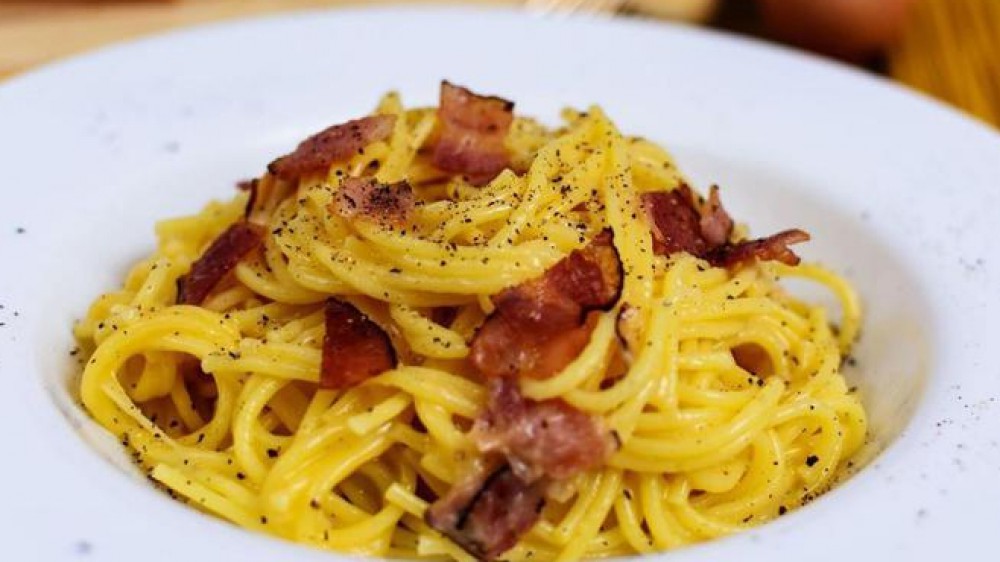 Oggi in tutto il mondo si celebra il Carbonara Day, sulla ricetta è scontro tra puristi e innovatori