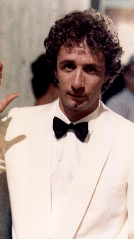 Oggi, sabato 17 maggio 2025, Francesco Nuti avrebbe compiuto 70 anni, è stato un poeta della commedia italiana