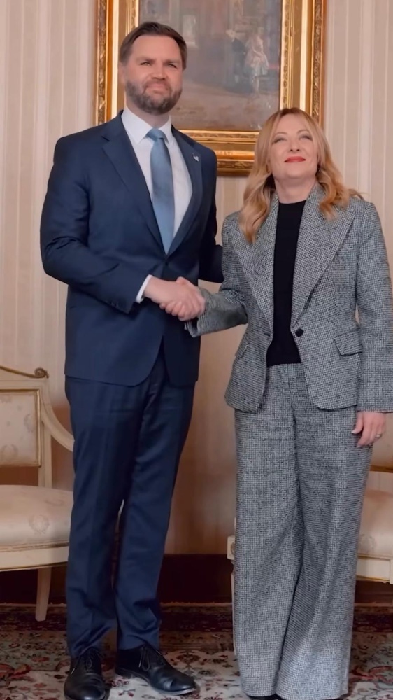 Olimpiadi di Milano - Cortina, il presidente Mattarella inaugura Casa Italia. E Meloni incontra J. D. Vance