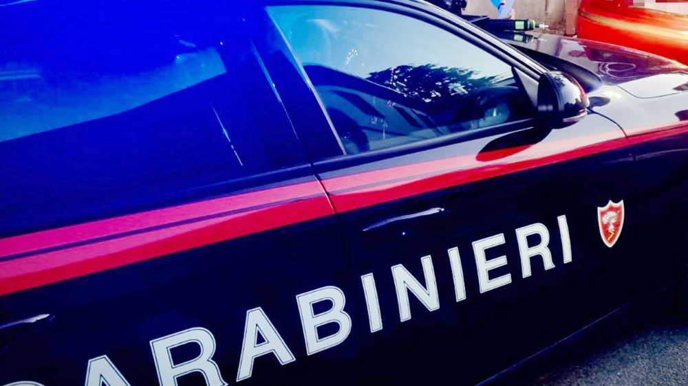 Omicidio in un condominio di Bibbiano, arrestato il presunto assassino che ha rischiato il linciaggio