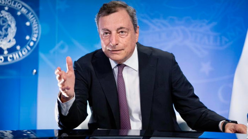 Oms, Omicron raddoppia i casi. Draghi convoca la cabina di regia. Green pass, arriva la revoca per positivi al Covid