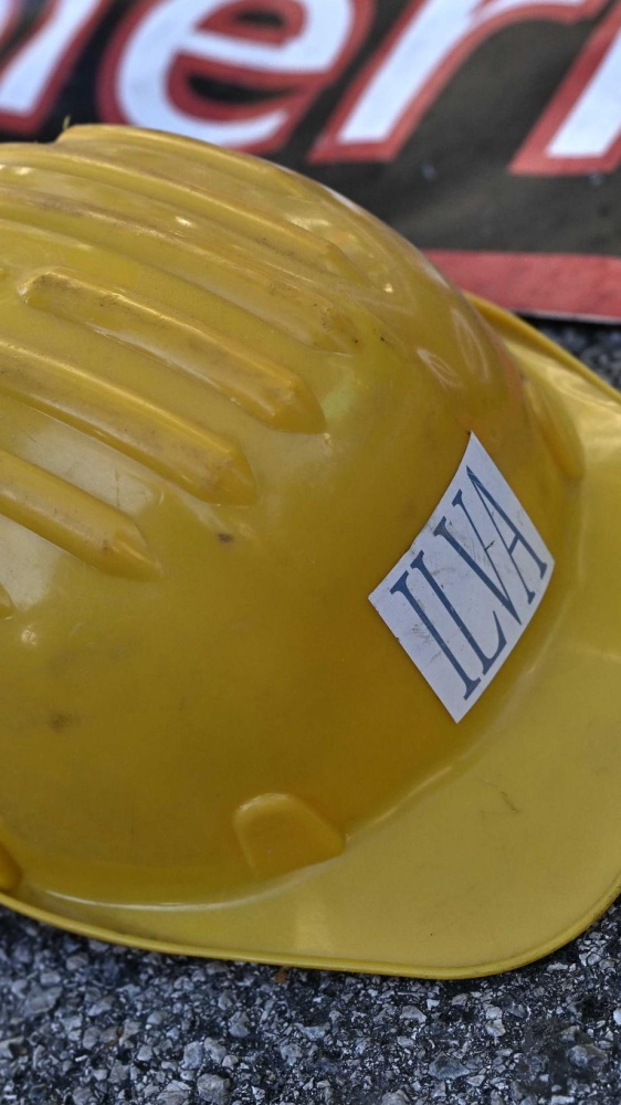 Taranto, operaio precipita nello stabilimento ex Ilva e muore. Proclamato uno sciopero di 24 ore