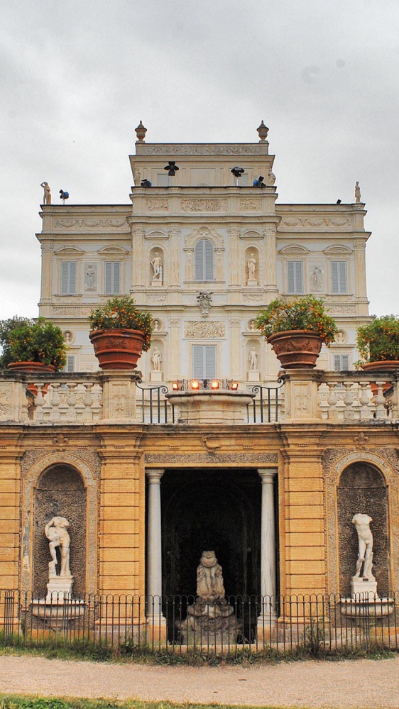 Orrore a Roma: i cadaveri di una neonata e di una donna rinvenuti a Villa Pamphili