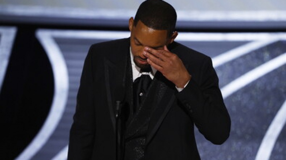 Oscar: Will Smith bandito per 10 anni dalle cerimonie per lo schiaffo a Chris Rock, ma la statuetta resta sua