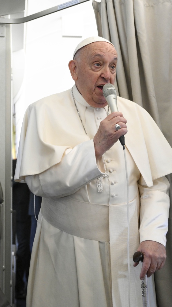 Papa Francesco è arrivato in Indonesia, inizia il lungo viaggio tra Asia e Oceania del Pontefice