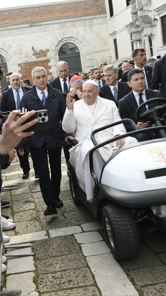 Papa Francesco a Venezia, è la prima volta di un Pontefice alla Biennale, folla in Piazza San Marco