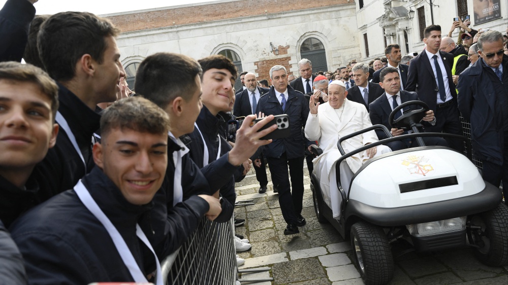 Papa Francesco a Venezia, è la prima volta di un Pontefice alla Biennale, folla in Piazza San Marco