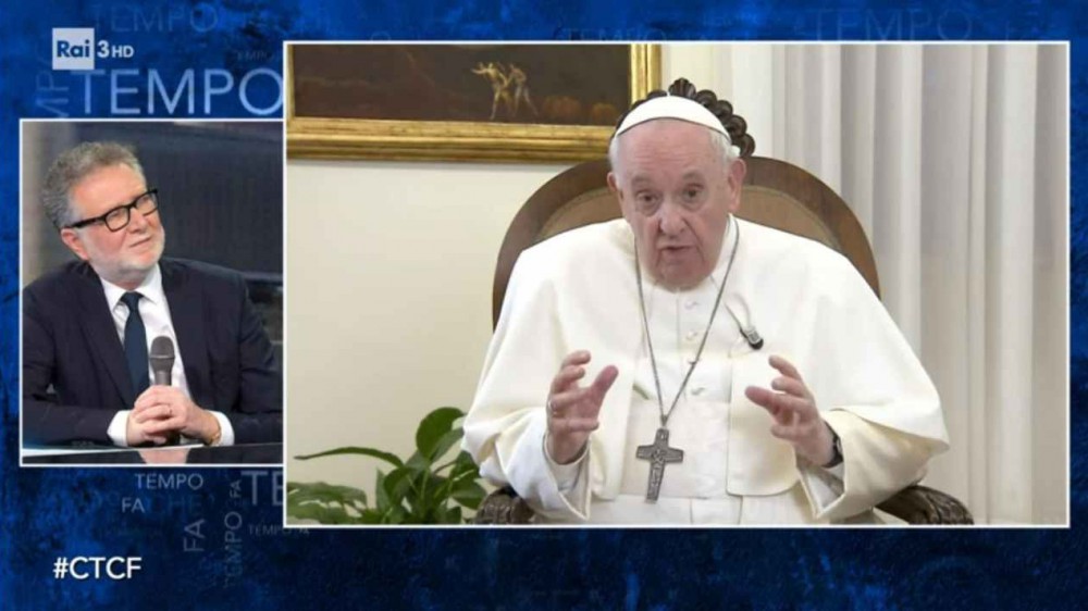 Papa Francesco in Tv, al primo posto nel mondo ci sono le guerre e le armi. In Libia lager, l’Europa pensi ai migranti
