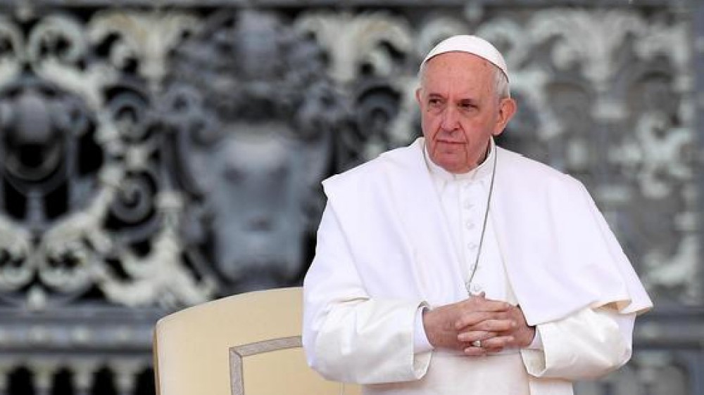 Papa Francesco, "mi sono prenotato per il vaccino, si deve fare",  così il Pontefice in un'intervista