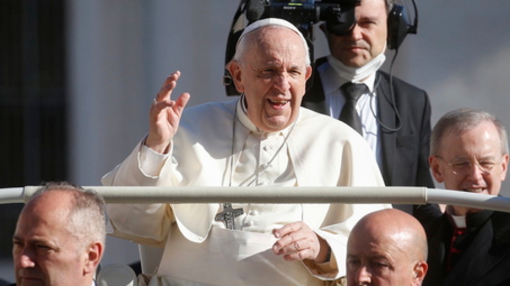 Papa Francesco: non vado a Kiev, prima voglio incontrare a Mosca Vladimir Putin; il commercio di armi è scandaloso
