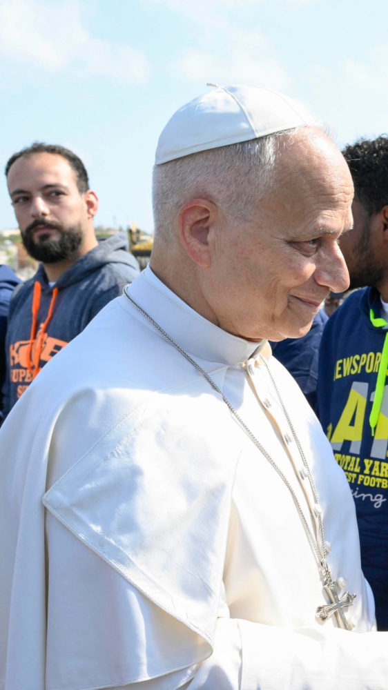 Papa Leone a Lampedusa depone fiori sulle tombe dei migranti - 