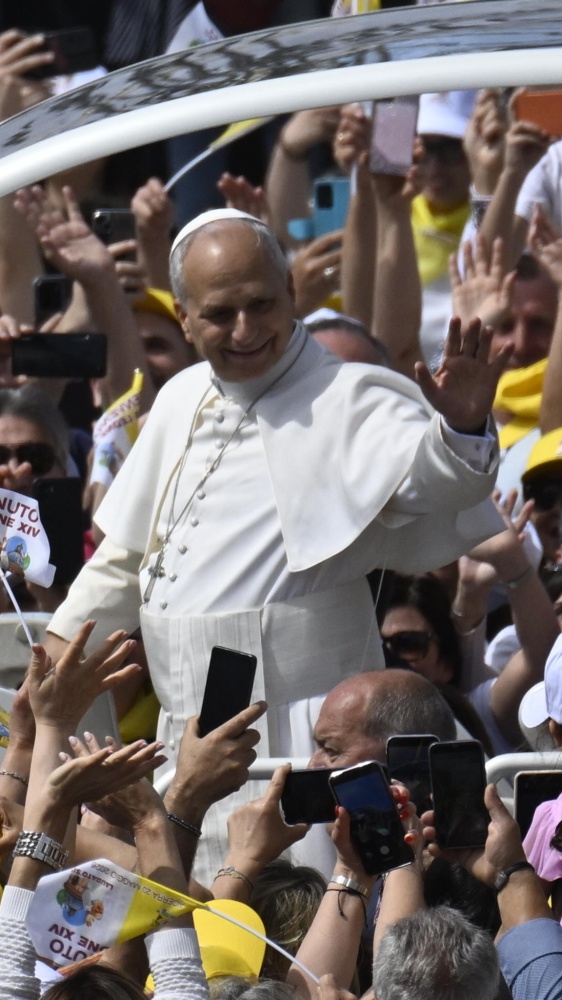 Acerra, la visita di Papa Leone nella terra dei fuochi. "Sono venuto a raccogliere le vostre lacrime"