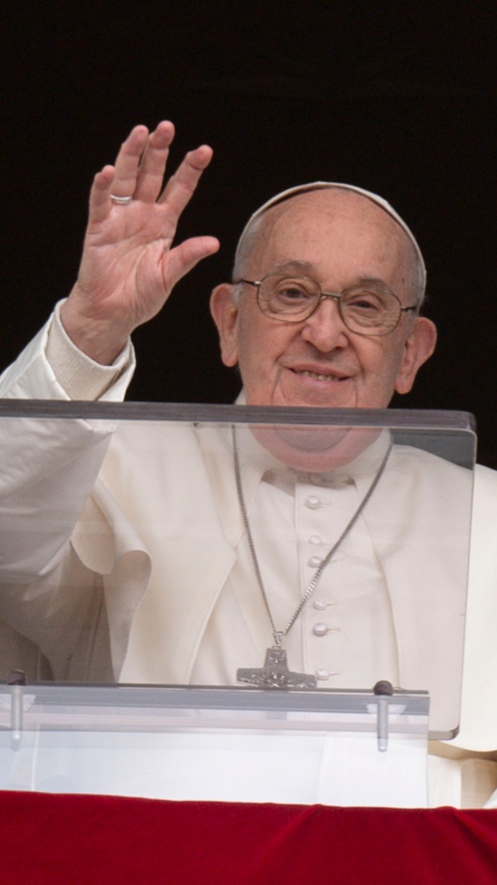 Papa Francesco cambia il suo funerale e ricorda Benedetto XVI: "Era come un padre"