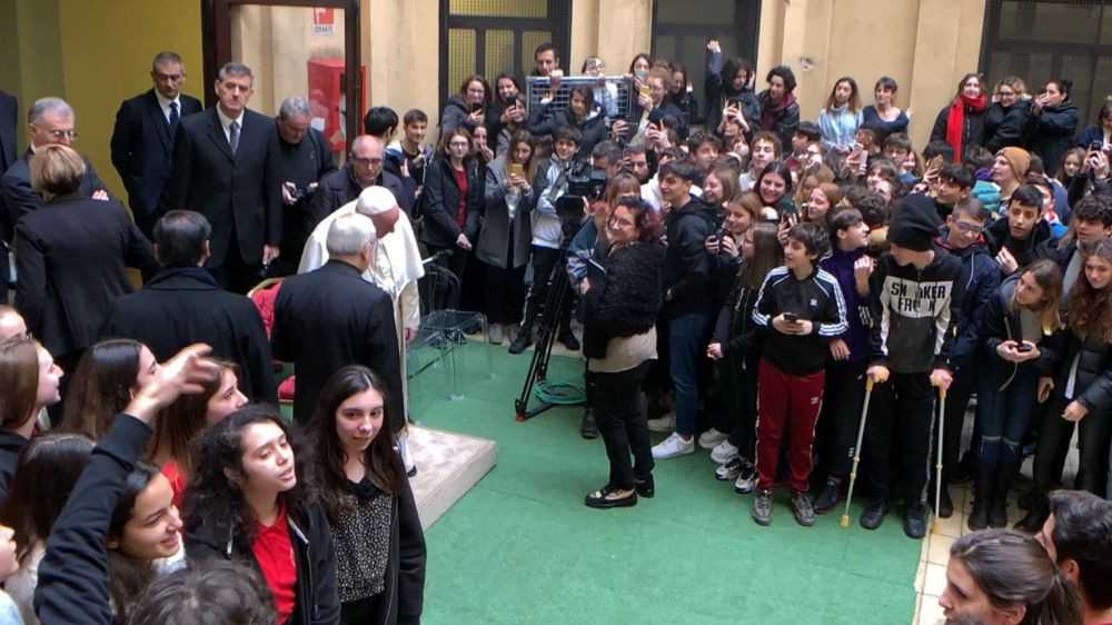 Papa Francesco visita a sorpresa un liceo di Roma