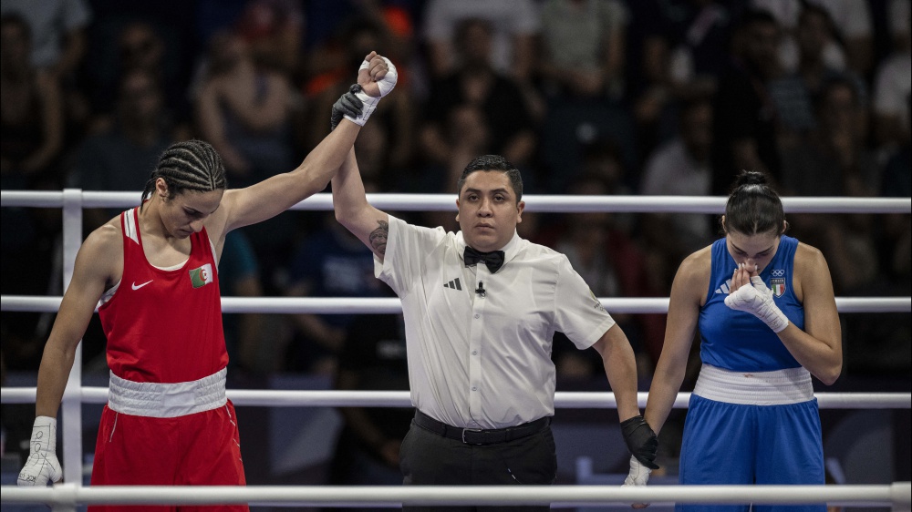 Parigi 2024, pugilato, Angela Carini abbandona il match dopo pochi secondi, troppo forti i colpi di Imane Khelif