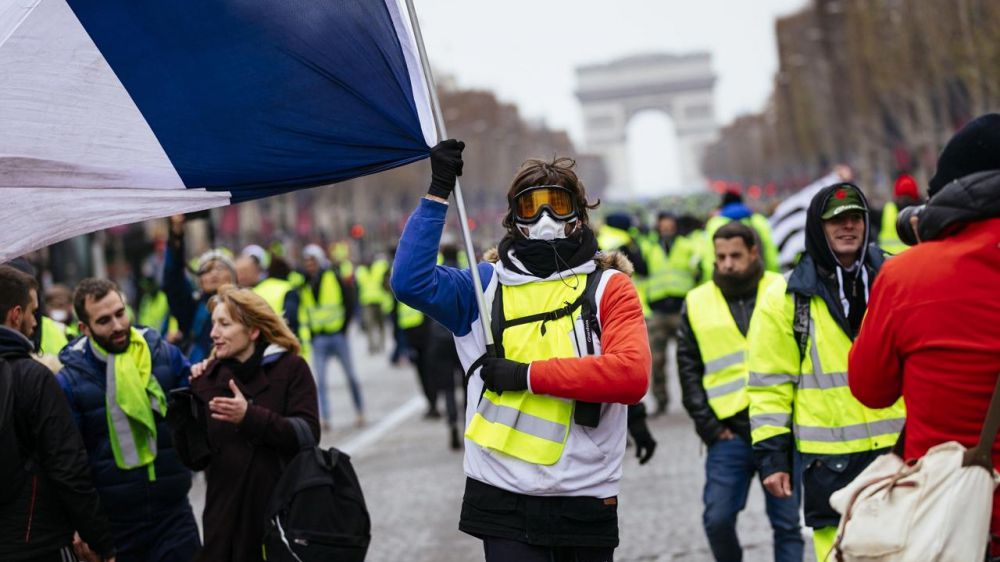 Parigi, ancora proteste dei Gilet Gialli, venti persone fermate