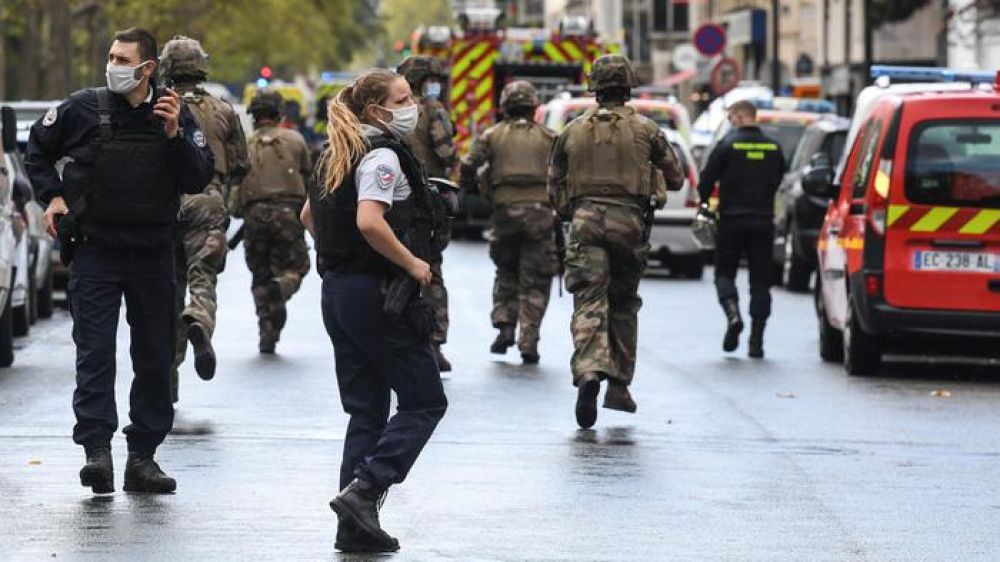 Parigi, attacco vicino all'ex sede di Charlie Hebdo, 4 feriti. Fermati due sospettati