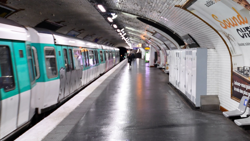 Parigi, paura in una stazione. Donna minaccia di farsi esplodere, la Polizia spara