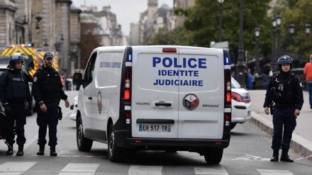 Parigi, poliziotto accoltella i colleghi, 5 morti