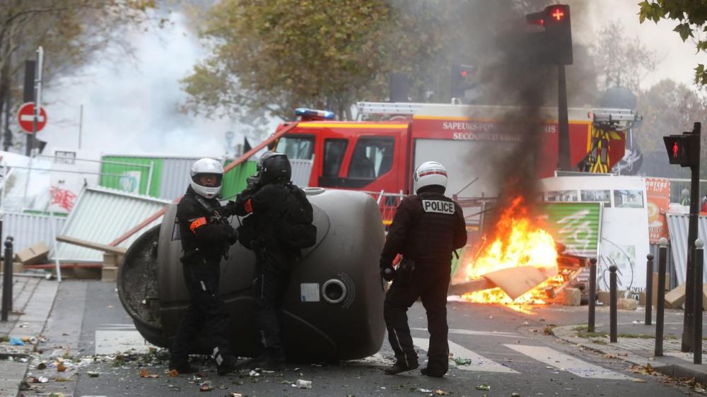 Parigi, scontri alla manifestazione contro la riforma delle pensioni