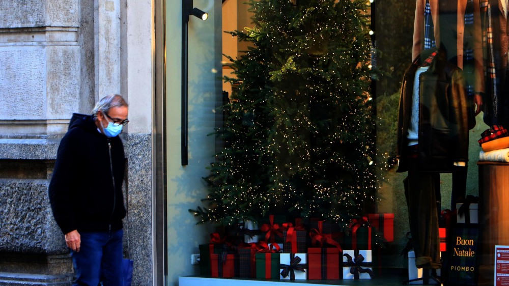 Parola d'ordine "sobrietà", a Natale pochi baci e abbracci, l' auspicio del premier Giuseppe Conte