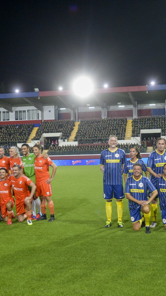 Partita del cuore a L'Aquila, i cantanti battono i politici con il punteggio di 8-6