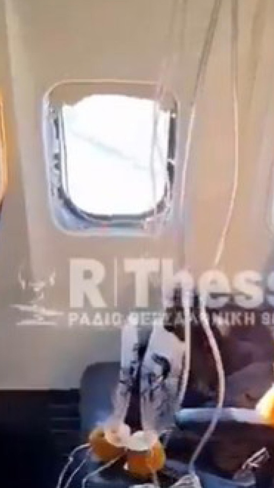 Paura sul volo Ryanair, passeggero risucchiato fuori: salvo grazie alla moglie