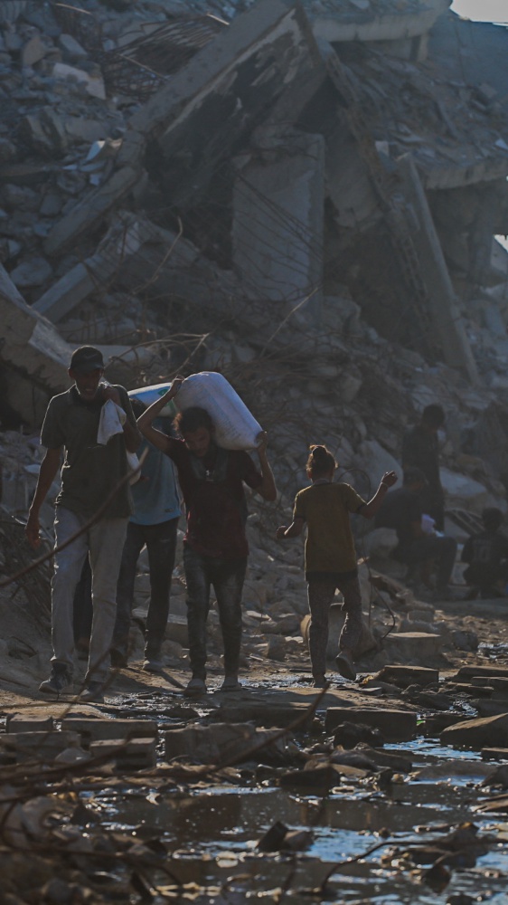 Pausa umanitaria dell'esercito israeliano in alcune zone di Gaza, entrano gli aiuti dall'Egitto