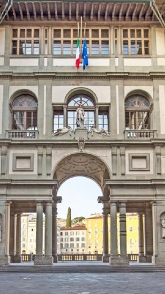 Per fare un selfie danneggia una tela, è accaduto questa mattina agli Uffizi di Firenze