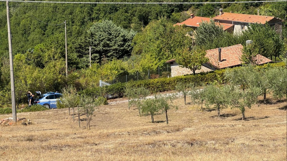 Perugia: famiglia uccisa a colpi di fucile in un casolare, si segue la pista dell'omicidio suicidio