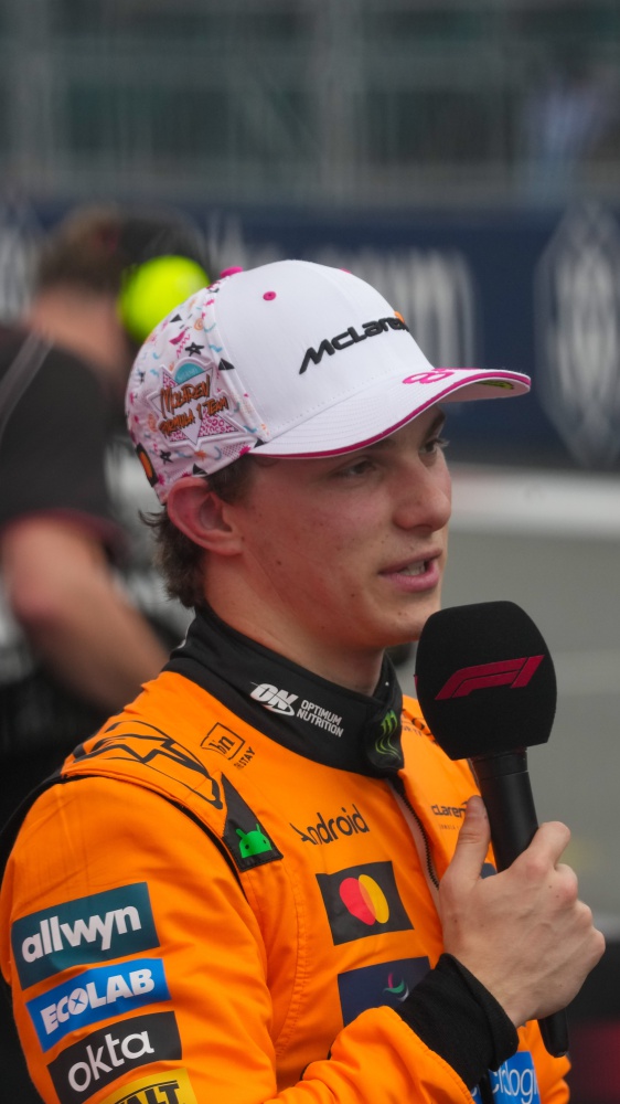 Piastri vince a Miami, disastro Ferrari,  bene Kimi Antonelli, sesto al traguardo