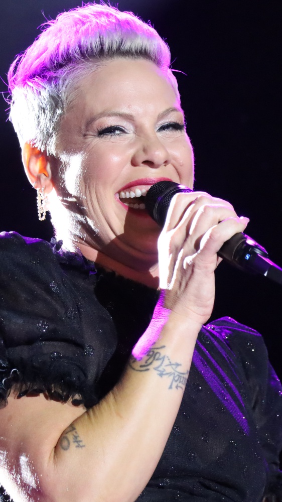 Pink rinvia quattro concerti "per motivi fuori dal mio controllo", fan preoccupati per sue condizioni di salute