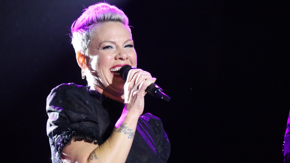 Pink rinvia quattro concerti "per motivi fuori dal mio controllo", fan preoccupati per sue condizioni di salute