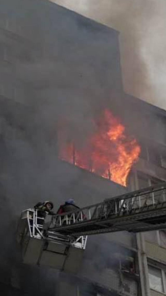 Pioggia di droni e missili sull’Ucraina, a Leopoli sfiorato dalle bombe un convoglio umanitario con attivisti italiani